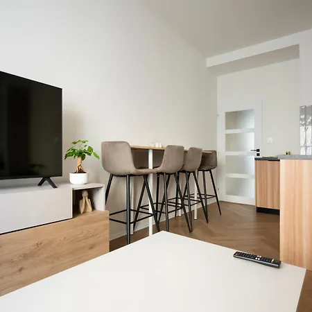 Place Of Grace - Andel 1 Min To Subway Apartment