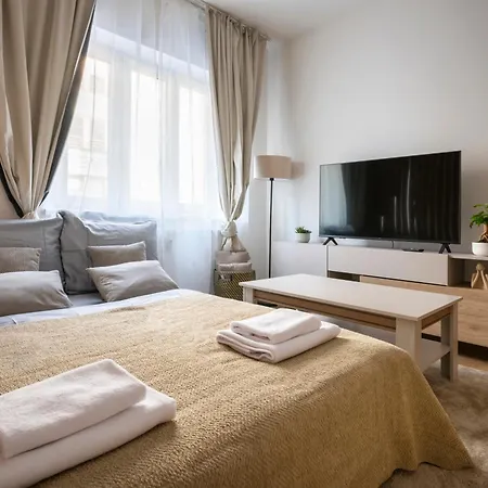 Place Of Grace - Andel 1 Min To Subway Apartment *